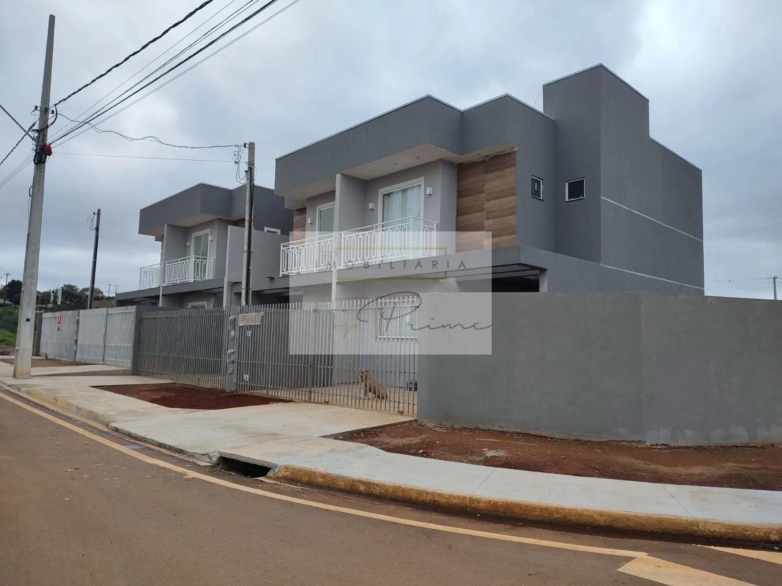sobrado de esquina com piscina a venda em Uvaranas 